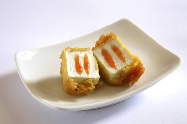 Hint mutfağı, fast food aperatifleri beyaz arka planda domatesli ketçapla servis edilen peynirli paketler.