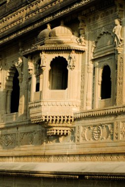 Maheshwar Tapınağı, Maheshwar, Madhya Pradesh, Hindistan 'da asılmış balkonlar.