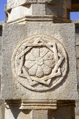 Vitthal Temple, Hampi, Vijayanagara, UNESCO Dünya Mirasları Alanı, Bellary, Karnataka, Hindistan 'daki sütuna Lotus oyulmuş.