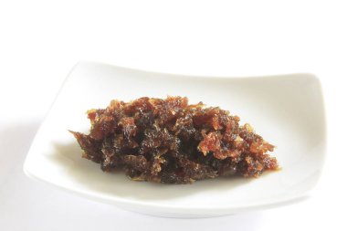 Gül yaprakları ve şekerli ayurvedic ilaçlardan hazırlanan Gulkand beyaz arka planda servis sunar 