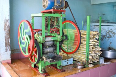 Yeşil ve kırmızı şeker kamışı sıkacağı ezici dükkanda, Anjar, Kutch, Gujarat, Hindistan 