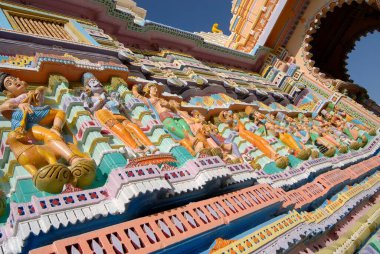 Jakhau, Jakhau, Kutch, Gujarat, Hindistan 'daki Jain tapınağının dekoratif duvarı.