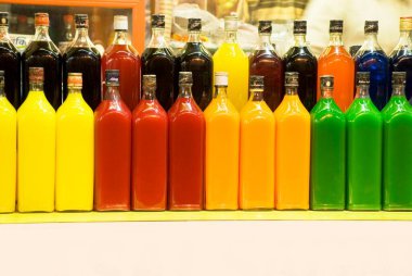 Şişe içinde soğuk şerbet satılıyor.