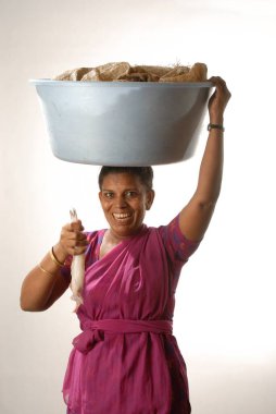 Balık satıcısı kafasında kova taşır.