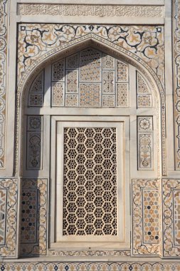 Itimad _ ud _ Daula mezarı, Agra, Uttar Pradesh, Hindistan 'da Avrupa renkli yarı değerli taşlar yerleştirme tekniği