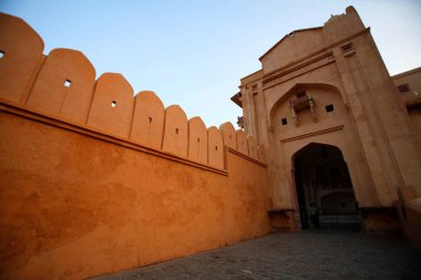 Amber 'ın kemerli giriş kapısı Amer Kalesi olarak 1592' de, Jaipur, Rajasthan Hindistan 'da