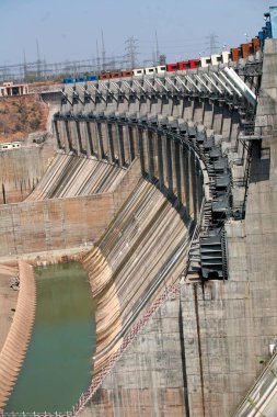 Narmada nehri kıyısındaki Indira Sagar barajı, Khandwa ilçesine bağlı Punasa köyü, Madhya Pradesh, Hindistan 