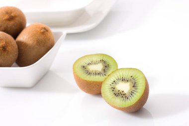 Dilimlenmiş ve taze kivi meyveleri masada. 