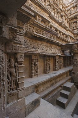 Miras mimarisinde duvara oyulmuş heykeller, Step well Rani ni Vava, Patan, Gujarat, Hindistan 
