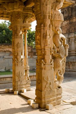 Kalyana Mandap, Vittala Temple, Hampi, Karnataka, Hindistan 'daki karmaşık yontulmuş monolitik sütunların manzarası.