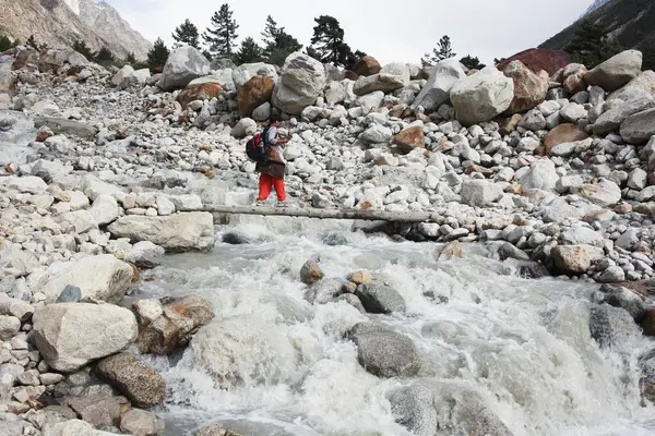 Bhagirathi Nehri 'ni geçen Trekker Gangotri Uttarakhand Hindistan Asya