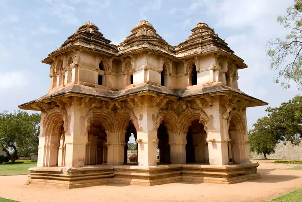 Hindistan, Karnataka, Hampi 'deki Lotus Mahal Hindu ve İslami tarzının inanılmaz sentezi