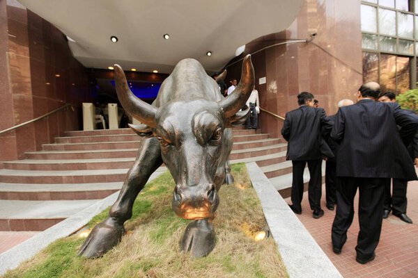 Статуя бронзового быка на Бомбейской фондовой бирже BSE, Бомбей, Мумбаи, Махараштра, Индия