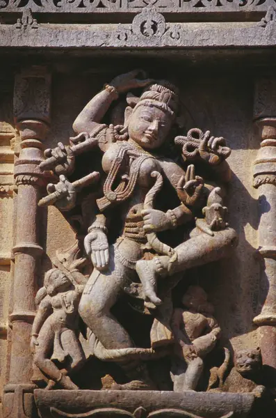 Dans eden Tanrıça Devi 'nin taştaki heykeli Palitana Jain tapınakları, Gujarat, Hindistan