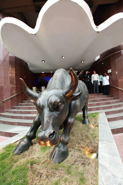 Статуя бронзового быка на Бомбейской фондовой бирже BSE, Бомбей, Мумбаи, Махараштра, Индия
