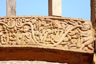 Buda 'nın hikayeleri, Hindistan, Madhya Pradesh, Bhopal yakınlarındaki Sanchi, stupa 1' in güney kapısında görülüyor. 