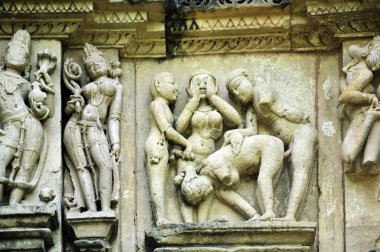 Vishvanath Tapınağı 'nın duvarındaki Mithuna çiftleri Khajuraho madhya pradesh Hindistan