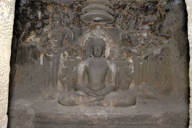 16. mağarada yıkılmış Buda heykeli, Ellora, Aurangabad bölgesi, Maharashtra, Hindistan.