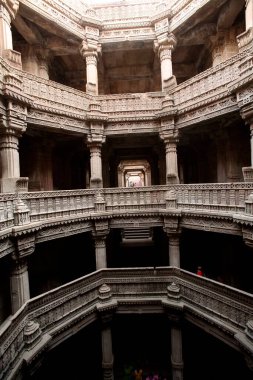 Adalaj step kuyusu ya da vav 1499 yılında Ahmedabad, Gujarat, Hindistan Kraliçesi Radhabai tarafından inşa edilmiştir. 