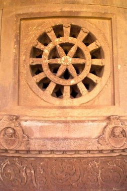 Durga Tapınağı, Aihole, Karnataka, Hindistan 'da oyulmuş taş pencere.