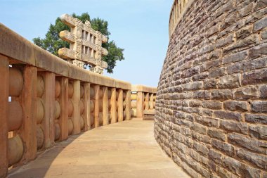 Demiryolu ile çevrili geçiş stupa 1 arka planda batı kapısı, Sanchi Bhopal, Madhya Pradesh, Hindistan 