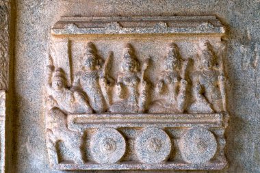 Rama ve Lakshmana eşleriyle birlikte Hindistan, Karnataka, Hampi 'deki Ramachandra tapınağının dış duvarında at arabasındalar.