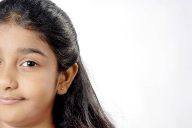 Hintli kız kameraya bakarken yüzünün yarısı bembeyaz.