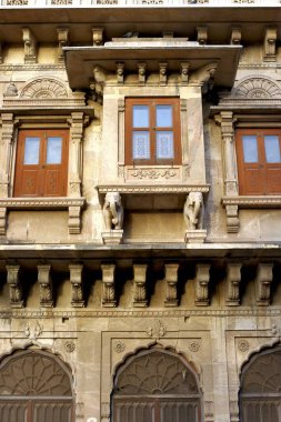 Mani Mahal 'deki eski sarayın pencereleri, Morbi, Saurashtra, Gujarat, Hindistan 
