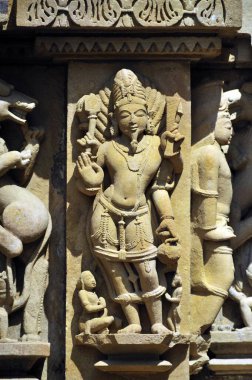 Khajuraho chitragupta dev Lakshmana Tapınağı 'nın duvarında Madhya Pradesh Hindistan