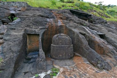 M.Ö. 2. yüzyılda Bedsa mağaralarındaki Budist stupası. , Pune, Maharashtra, Hindistan
