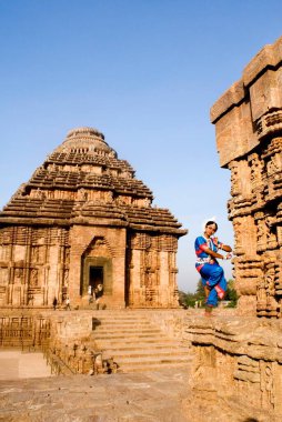 Odissi dansçısı grevi, Hindistan 'ın Orissa kentindeki Konarak kentindeki Güneş Tapınağı kompleksi önünde Ramayana gibi Hint efsanelerini canlandırıyor. 