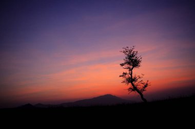 Gün batımı ve dağ, Köy Talegaon, Bölge Pune, Maharashtra, Hindistan