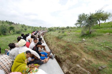 Trenin çatısında oturan insanlar, Rajasthan, Hindistan 