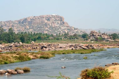Tungabhadhra nehrinin kıyısındaki Anjani tepesi, Hampi, Karnataka, Hindistan