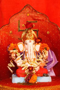 Ganesh filinin zengin süslenmiş putu Shree Ram Tapınağı, Tulsibag, Pune, Maharashtra, Hindistan 'daki Ganpati festivali için Tanrı' ya yöneldi.