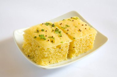 Hint mutfağı, fast food Dhokla beyaz arka planda servis edilir. 