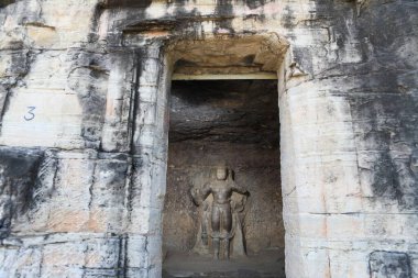 Mağara, canlı gupta tapınaklarından 5 km uzaklıktaki kumtaşı tepesine kesiliyor. 3 numaralı mağara, Udaygiri, Bhopal, Madhya Pradesh, Hindistan 'da Tanrı' yı gösteriyor..