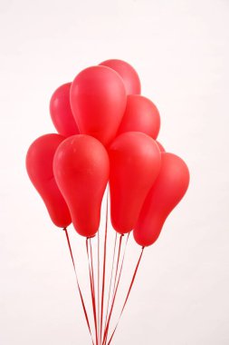 Kırmızı kurdelelerle bağlanmış kırmızı helyum balonları.
