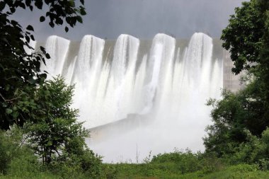 Hindistan, Gujarat 'taki Kevadia kolonisindeki Narmada Nehri Barajı. 