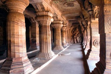Üçüncü mağara Vishnu 'ya adanmıştır. Badami, Karnataka, Hindistan' daki en büyük ve en ayrıntılı mağara..