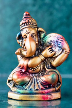 Lord Ganesha ganpati alçı Idol rengarenk bir şekilde oturmuş Hint müziği davulu çalıyor.