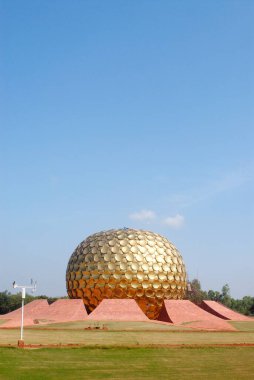 Matrimandir Meditasyon Merkezi altın metalik küre, Auroville, Viluppuram, Pondicherry şimdi Puducherry Union Bölgesi, Hindistan