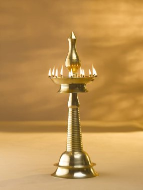 Hindistan 'daki Diwali festivalinde pirinç lamba. 