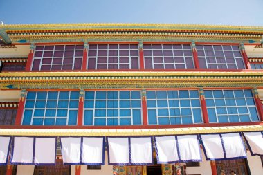 Renkli mimari Tibet Kütüphanesi binası, Dulanji, Himachal Pradesh, Hindistan