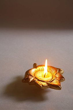 Hint festivali Dipawali veya diwali kutlamaları beyaz arka planda diya kil petrol lambası, Bombay Mumbai, Maharashtra, Hindistan