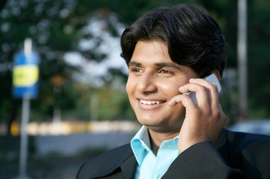 Mobile 'da Genç Adam Konuşuyor ve Gülümsüyor 