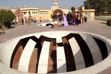 Turist Jantar Mantar astronomik gözlemevi, Jaipur, Rajasthan, Hindistan