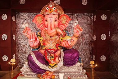 Hint festivali Ganesh Chaturthi Ganpati fil heykelini kutluyor. Bombay Mumbai, Maharashtra, Hindistan 