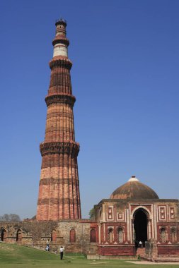 Alai Darwaza ve Kutup Minar 1311 kırmızı kumtaşı kulesinde inşa edildi, Delhi, Hindistan UNESCO Dünya Mirası Bölgesi