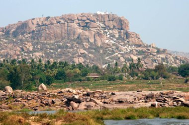 Tungabhadhra nehrinin kıyısındaki Anjani tepesi, Hampi, Karnataka, Hindistan